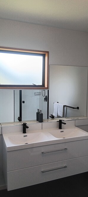 Dusche, Haartrockner, Handtücher, Seife