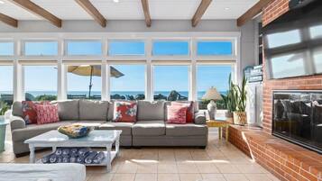 Televisio, takka, työhuone