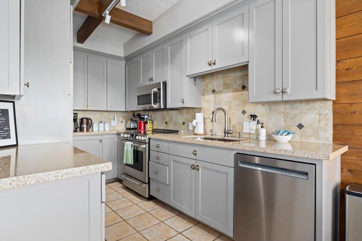 Coffee/tea maker, fridge, microwave, oven