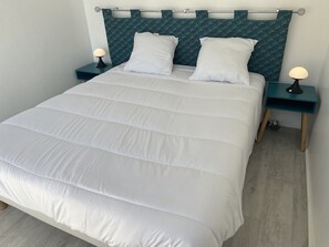 2 soverom, strykejern/-brett, wi-fi (mot et tillegg) og sengetøy