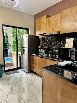 A modern kitchen with a refrigerator, stove, and microwave. - Casa a tan Solo 5 Minutos de la Plaza Principal! Ideal Para Familia y Amigos (Tequila)