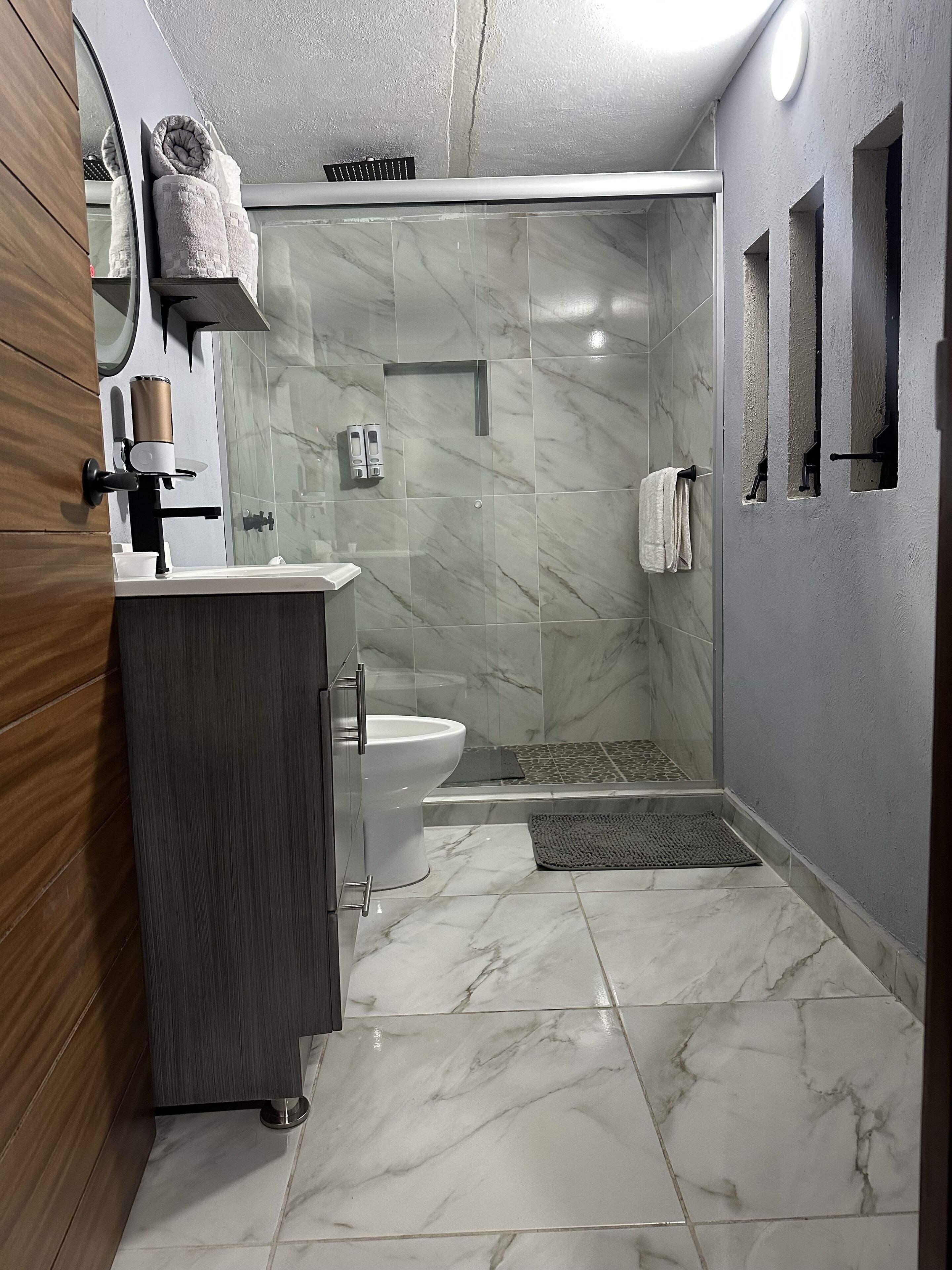 Douche, sèche-cheveux, serviettes fournies, savon