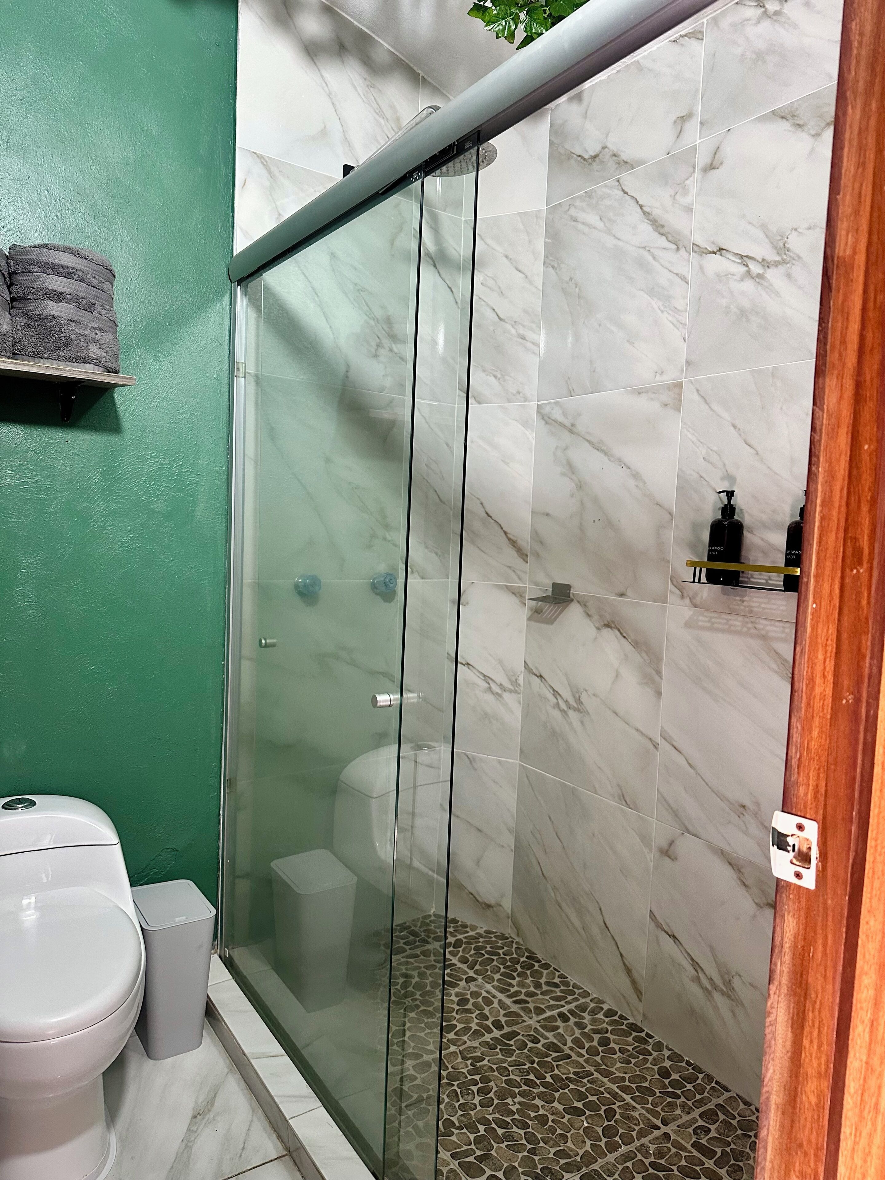 Douche, sèche-cheveux, serviettes fournies, savon