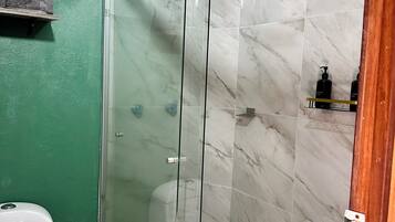 Douche, sĂšche-cheveux, serviettes fournies, savon