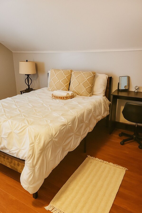 A bedroom with a bed, a desk, a lamp, and a rug. - Family-Friendly 4BR 10min MetLife & American Dream Mall• 20min NYC •Free Parking (North Bergen)