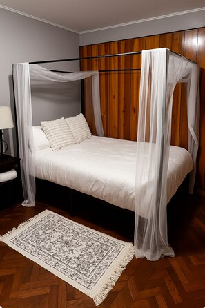 4 chambres, bureau, fer et planche à repasser, lit parapluie