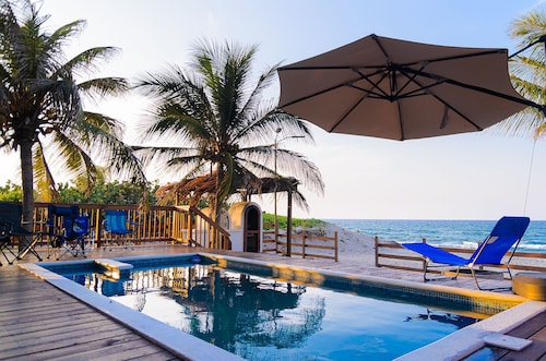 Amazing captivating Vila in national reserve park Jeanette Kawas