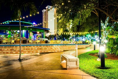 Sunset Park Retreat w/ Heated Pool, Lanai, Putting Green & Room for 8 – Relax in South Tampa!