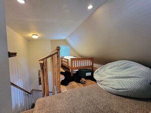 Room - Cozy Cabin next to the Village, skiing and the Lake
Welcome to Marinara Bear 
 (Big Bear Lake)