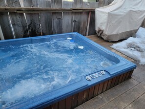 Outdoor spa tub - Cozy Cabin next to the Village, skiing and the Lake
Welcome to Marinara Bear 
 (Big Bear Lake)