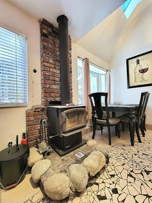 Dining - Cozy Cabin next to the Village, skiing and the Lake
Welcome to Marinara Bear 
 (Big Bear Lake)