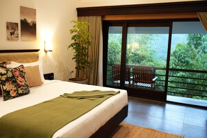 Hypo-allergenic bedding, minibar, in-room safe, desk