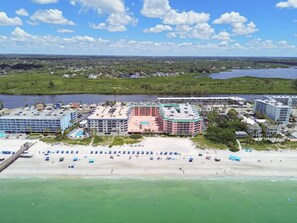 On the beach - Oceanfront Condo with 180-degree Views & Bunkhouse (Indian Shores)