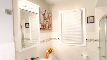 Haartrockner, Handtücher, Seife, Shampoo