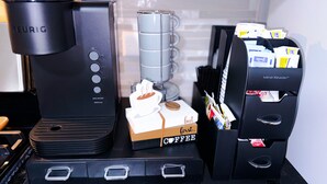 Eine Kaffeemaschine von Keurig mit Wassertank, Kaffee-Kapselhalter und Spender von Mind Reader.