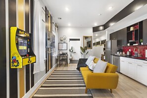 Una televisión, un futbolín