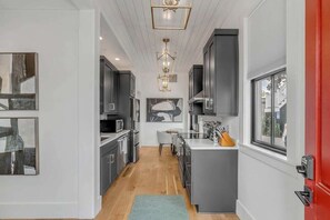 Kühlschrank, Mikrowelle, Herdplatte, Geschirrspüler