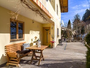 Outdoor dining - Large apartment with garden, 2 minutes to the ski lift (Söll)