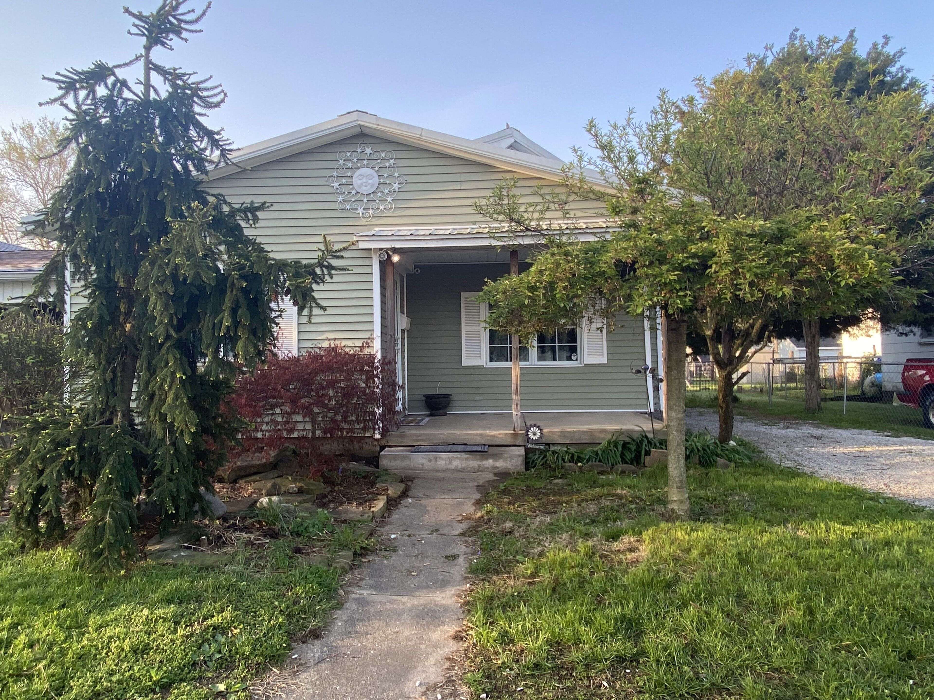 Comfortable, pet-friendly 2-bedroom in quiet cul-de-sac. 