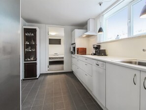 Kylskåp, mikrovågsugn, diskmaskin och grytor/köksredskap