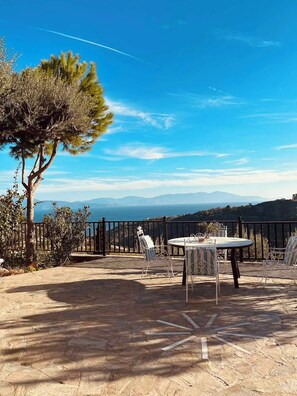 Outdoor dining - Peloponnese Hideout - white house with fantastic sea view and pet-friendly! (Akrata)