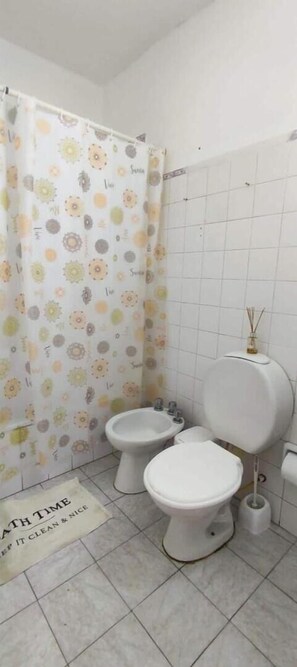 Toalhas de banho, sabonete, papel higiênico 