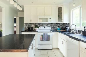 Een koelkast, een magnetron, een oven, een kookplaat