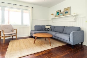 TV, offices - Grays Lane - Minutes to Sandbanks (Prince Edward)