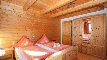 2 bedrooms, internet, bed sheets