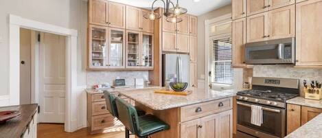 Réfrigérateur, micro-ondes, plaque de cuisson, lave-vaisselle