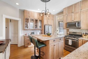 Kühlschrank, Mikrowelle, Herdplatte, Geschirrspüler