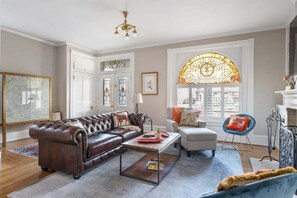 Fernseher, DVD-Player, Arbeitsbereiche