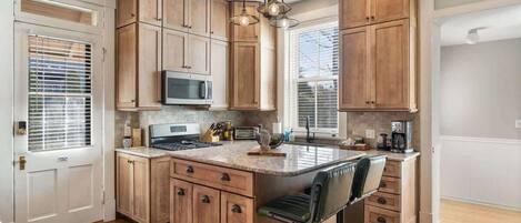 Een koelkast, een microgolfoven, een kookplaat, een vaatwasser