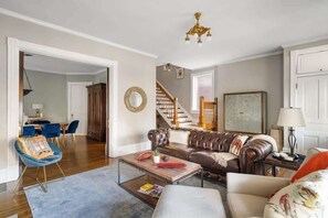 Fernseher, DVD-Player, Arbeitsbereiche