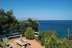 House, 2 Bedrooms, Smoking, Patio | Garden