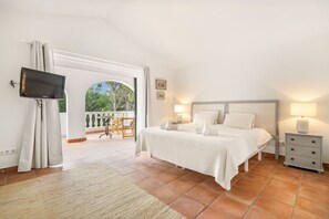 5 bedrooms, iron/ironing board, free WiFi, bed sheets