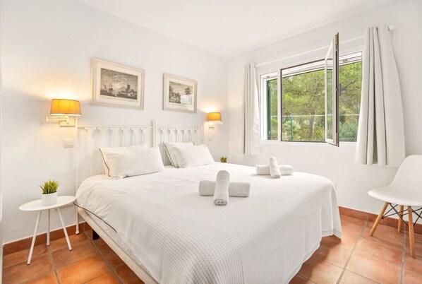 5 chambres, fer et planche à repasser, Wi-Fi gratuit, draps fournis