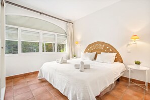 5 bedrooms, iron/ironing board, free WiFi, bed sheets