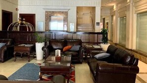 A spacious lobby with leather sofas, a coffee table, and a decorative lamp. - Karim Hotel Al Olya (Al Khobar)