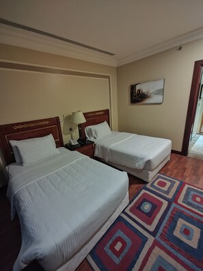 Ropa de cama de alta calidad y minibar 