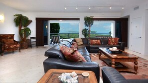 TV, mesa de pingue-pongue, impressoras