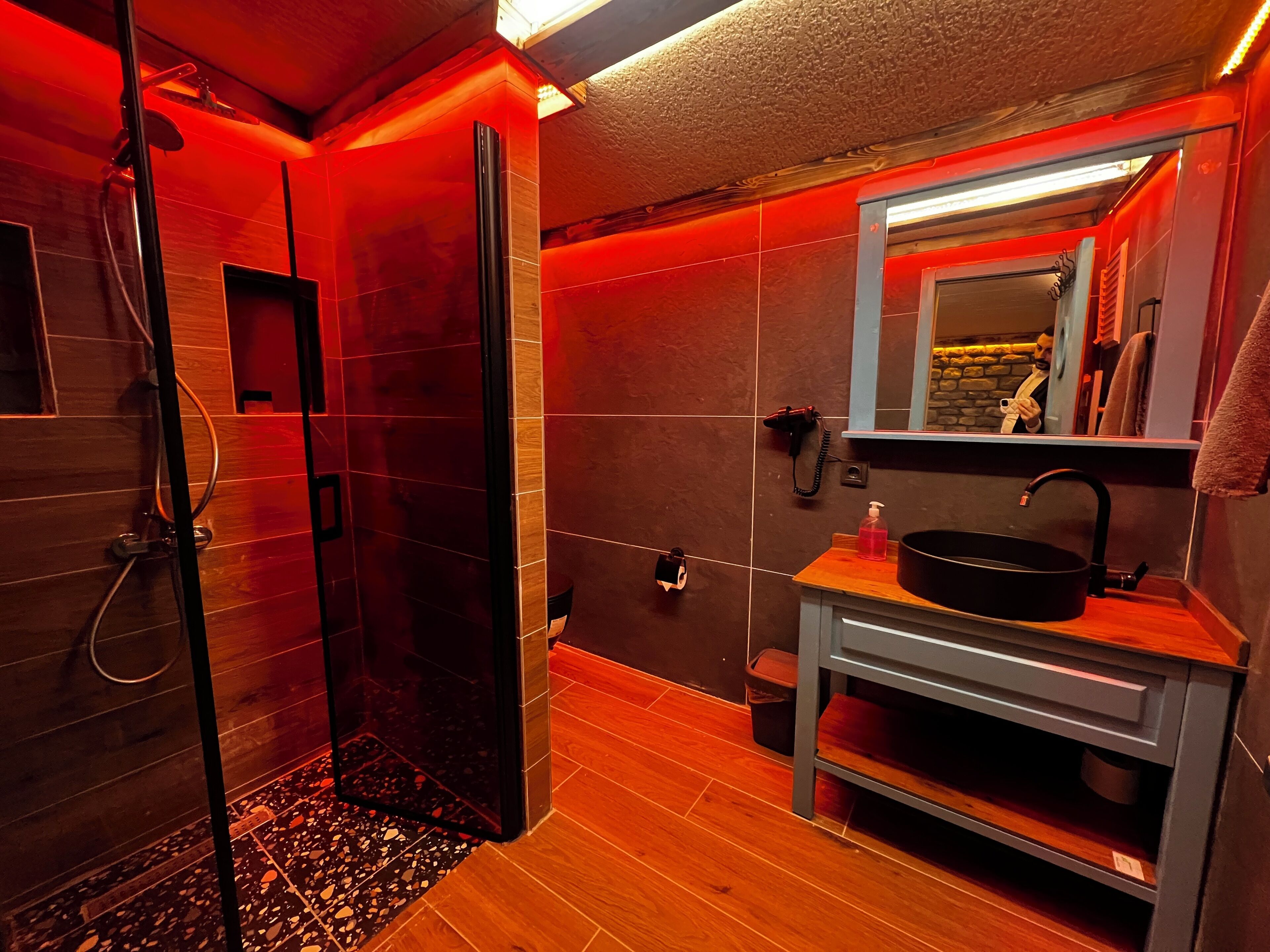 TERAS KULUBELER | Bilik Mandi | Tab mandi berpancutan, pengering rambut, tuala disediakan, sabun 