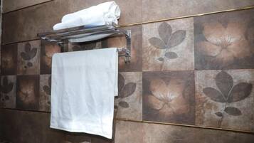 Deluxe-Doppelzimmer | Badezimmer | Hausschuhe