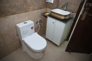 Deluxe-Doppelzimmer | Badezimmer | Hausschuhe