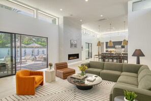 Smart TV, chimenea, estéreo, oficina