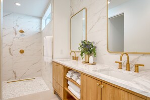 Shower, hair dryer, towels