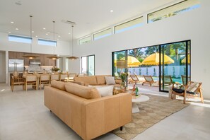 Smart TV, chimenea, estéreo y oficina 