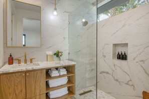 Dusche, Haartrockner, Handtücher