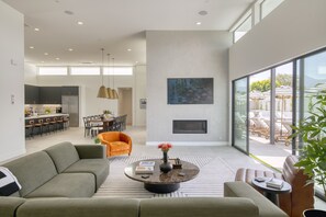 Smart-TV, Kamin, Tischtennisplatte, Stereoanlage