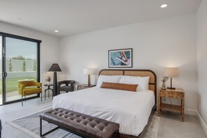 7 Schlafzimmer, Schreibtisch, Bügeleisen/Bügelbrett, Reisekinderbett